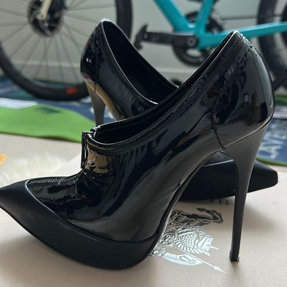 Burberry Pointed-Toe Pumps (Size 36) - Picture 4 of 7